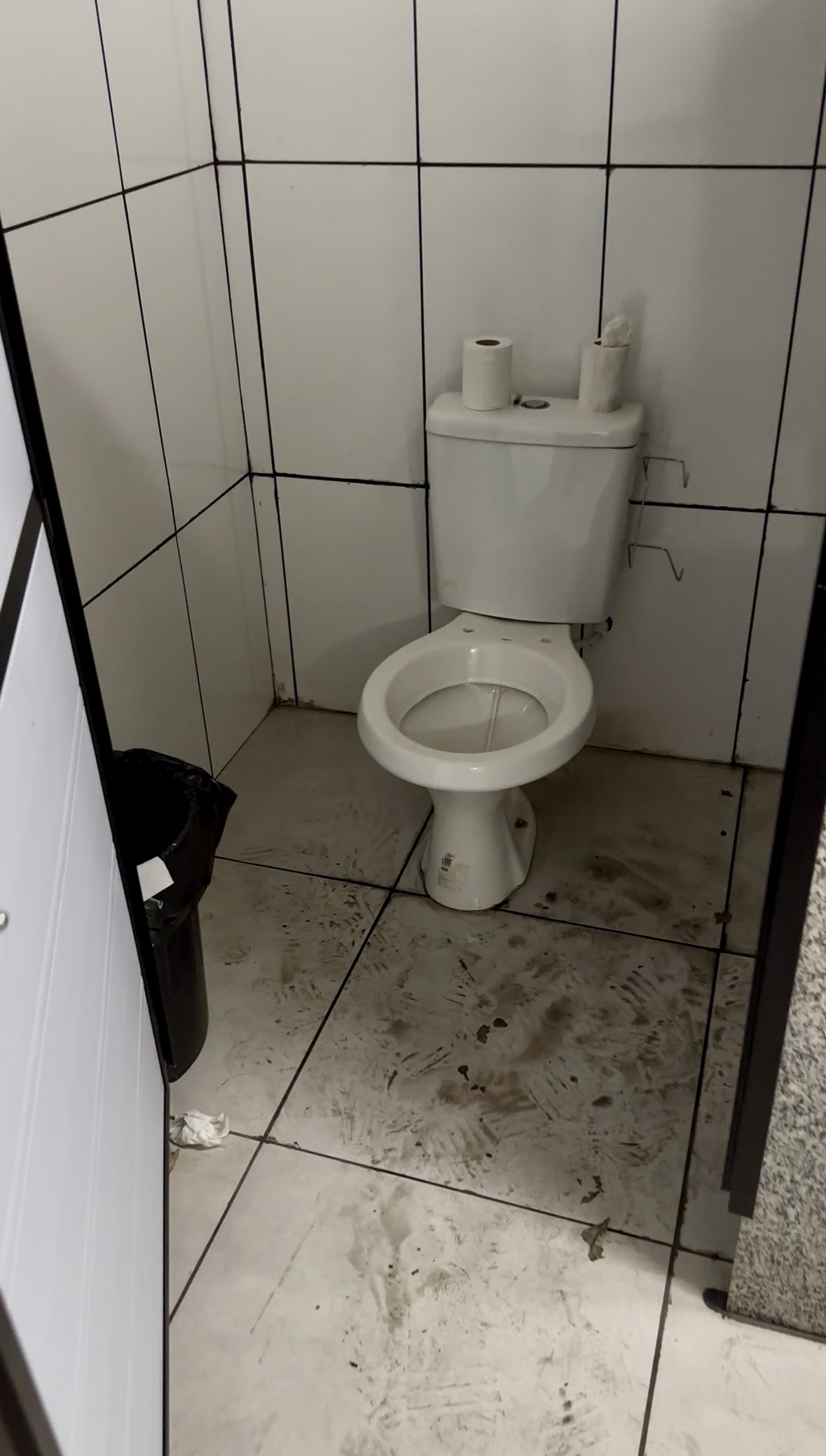 Banheiro sujo de posto