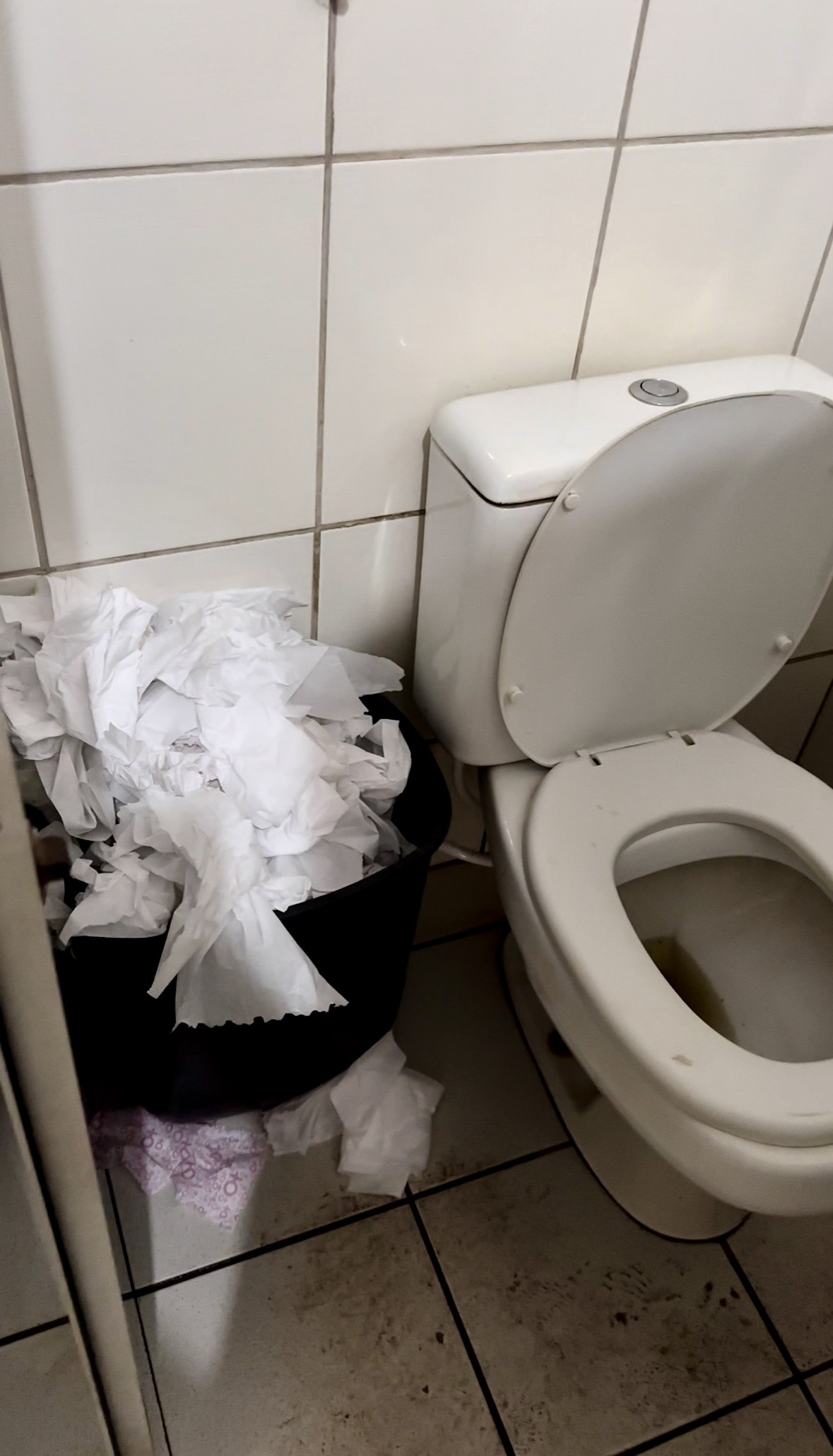 Banheiro público sujo